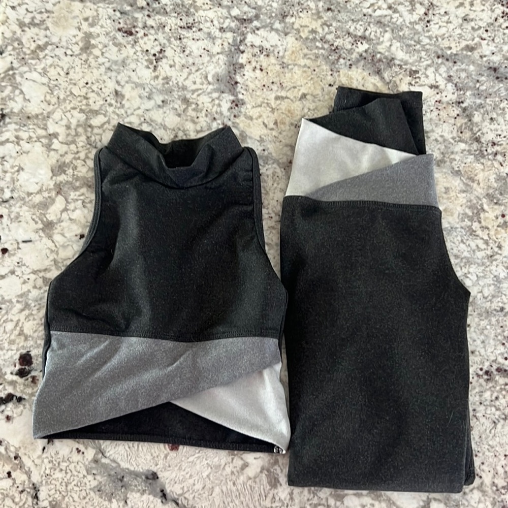 Five crop top/leggings set. Size YXL
